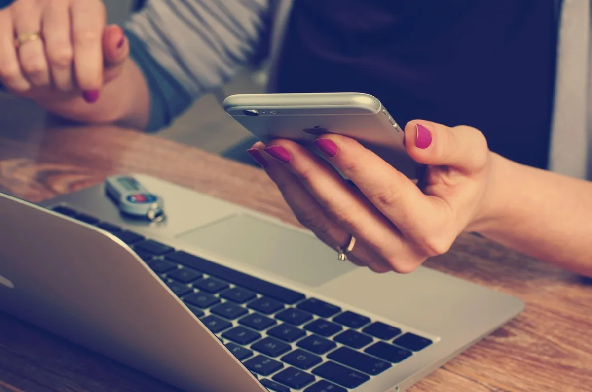 Meja kerja blogger dengan laptop dan catatan untuk merapikan kategori konten